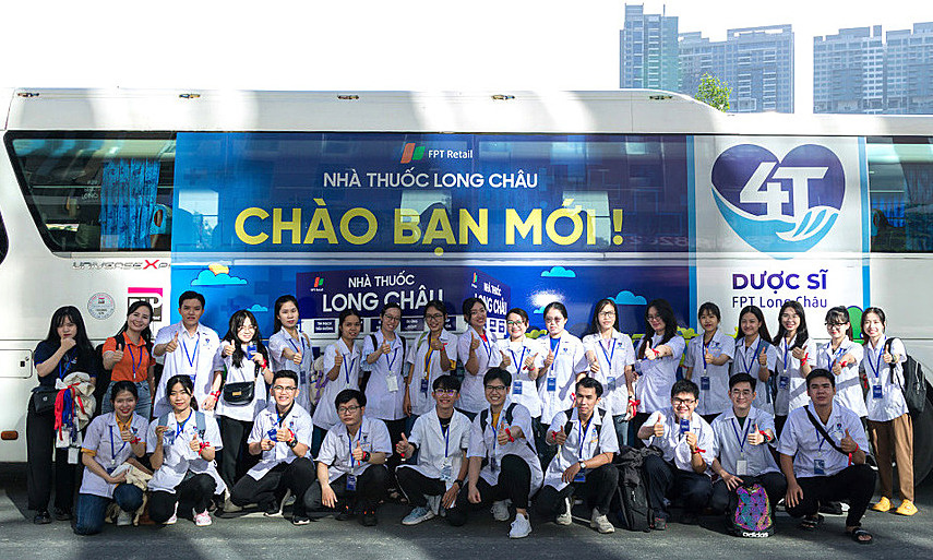 Hơn 200 sinh viên ngành dược tham gia Campus Tour của FPT Long Châu