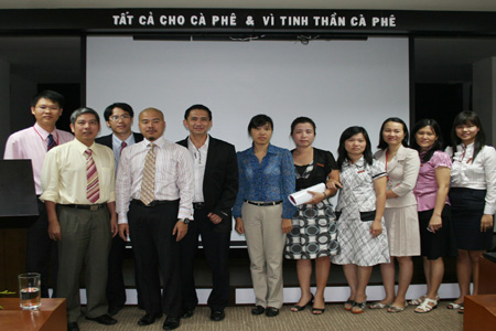 Ban Lãnh đạo FIS và Trung Nguyên Group tại lễ khởi động dự án