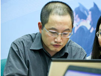 Ông Nguyễn Xuân Phong - Phó Hiệu trưởng, Chủ tịch hội đồng Tuyển sinh Trường ĐH FPT trong buổi tư vấn. Ảnh: Dân trí.