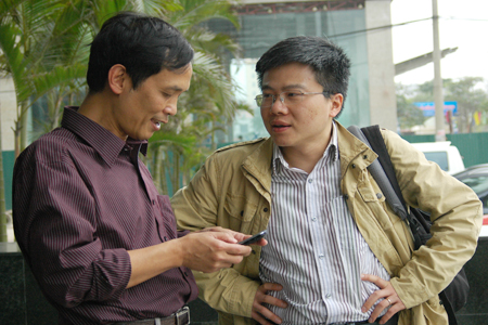 Giáo sư Ngô Bảo Châu cùng anh Thành Nam thăm Khu CNC Hòa Lạc vào chiều 5/8. Ảnh: Phong Anh