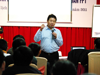 Chủ tịch HĐQT FPT đang giảng dạy tại một lớp học Mini-MBA. Ảnh: Quang Cường.