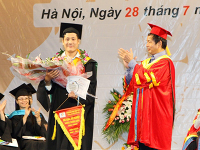 Dương Thanh Long nhận Danh hiệu Thủ khoa trong Lễ Tốt nghiệp tại Nhà hát lớn, ngày 28/7. Ảnh: ĐHFPT.