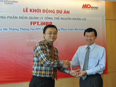 PTGĐ FPT IS Soft Lê Nguyên Diệm trao kỷ niệm chương cho TGĐ MDB.