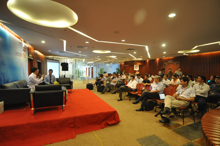 Rất đông CBNV tham gia chương trình từ những phút đầu tiên. Ảnh: Tuấn Anh