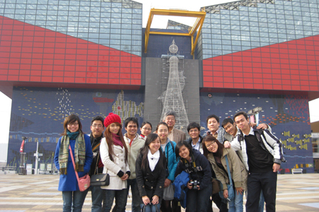 Dương Văn Hợp (hàng sau, thứ tư từ trái sang) cùng nhóm bạn trọng một khóa học tại Nhật Bản. Ảnh: NVCC.