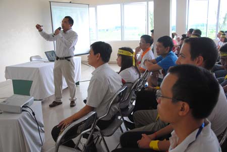 Anh Nguyễn Thành Long - Giám đốc dự án Làng phần mềm FPT giới thiệu mô hình tổng quan với CBNV FPT Software. Ảnh: Thu Thủy.