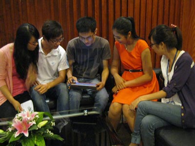 Các thành viên trong BTC Chim Én 2011 đang bàn kế hoạch với sứ giả của giải thưởng. Ảnh T.N.