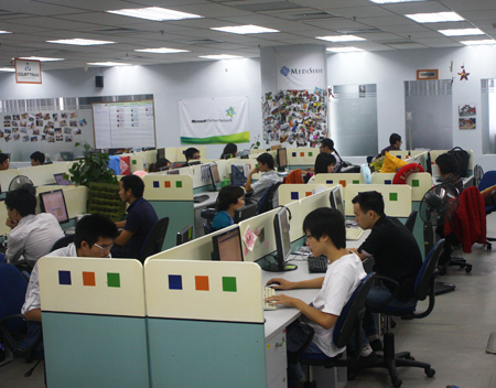 Sắp xếp chỗ làm việc làm sao để vừa hiệu quả, vừa tiết kiệm vẫn là bài toán khiến các văn phòng đau đầu. Ảnh: Tuấn Anh.