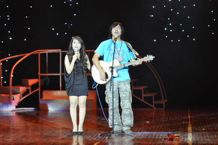 Phần trình diễn của 2 gương mặt hết sức quen thuộc với các sinh viên Đại học FPT, anh Đinh Tiến Dũng và chị Hồng Nga với ca khúc Hương ngọc lan
