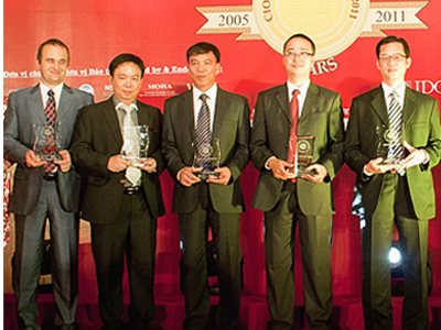 Anh Đào Gia Hạnh (người thứ hai từ trái sang) đại diện FPT IS nhận danh hiệu Nhà tích hợp hệ thống xuất sắc nhất: Ảnh: Hải Phương.
