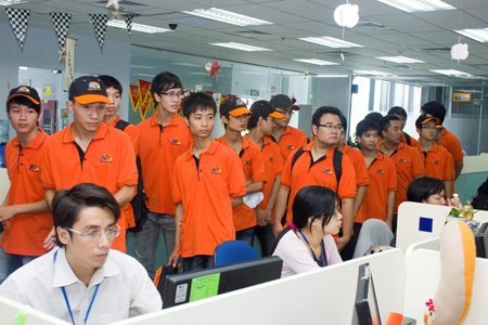 Sinh viên FPT rất “ngưỡng mộ” môi trường làm việc chuyên nghiệp của FPT Software và Tienphong Bank. Ảnh: Tuấn Minh.