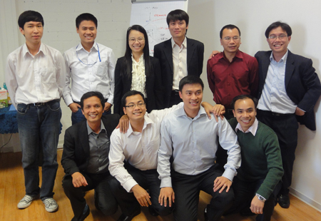 Phó TGĐ FPT Chu Thanh hà và Chủ tịch FPT Software Nguyễn Thành Nam thăm các nhân viên của FPT tại Châu Âu. Ảnh: CT.