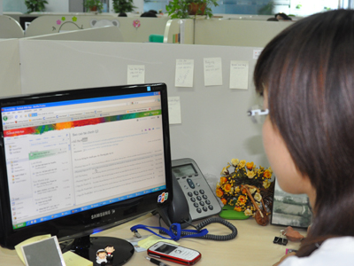 Câu chuyện về đặt lại tên e-mail đang tạo nhiều tranh luận từ các diễn đàn nội bộ đến mạng xã hội hay lúc trà dư tửu hậu. Ảnh: Lâm Phương.