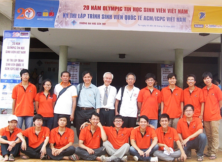 Hiệu trưởng Trường Đại học FPT Lê Trường Tùng (hàng thứ hai, thứ tư từ trái sang) cũng có mặt để động viên các sinh viên trước mùa giải. Ảnh: Hải Đăng.