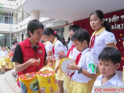 FPT Telecom chi nhánh Vũng Tàu tổ chức chương trình Trung thu cho trẻ em địa phương. Ảnh: Chu Du.