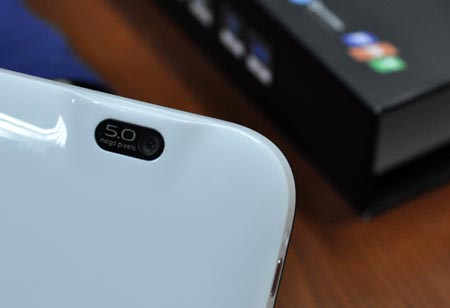 Máy ảnh phía sau có độ phân giải 5 Megapixel.