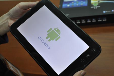 FPT Tablet có thiết kế dạng thanh, chạy trên hệ điều hành Android 2.2.Máy tính bảng FPT có màn hình cảm ứng điện dung đa điểm, kích thước 7 icnh, vi xử lý Qualcomm MSM7227-1 tốc độ 600 MHz, bộ nhớ RAM 512 MB, bộ nhớ trong dung lượng 115 MB.