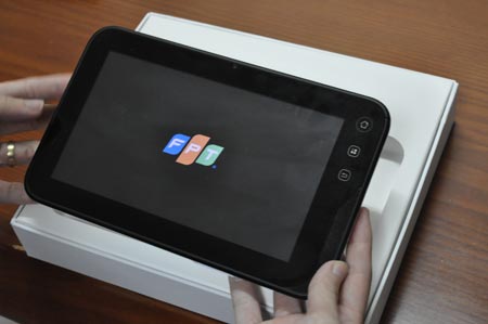 FPT Tablet có kích thước 197 x 120 x 13,9 mm và trọng lượng 380 gram. Sản phẩm có đầy đủ các kết nối như Wi-Fi, Bluetooth, 3G (sử dụng băng tần 900/1800/1900/WCDMA/HSDPA 2100), định vị GPS.