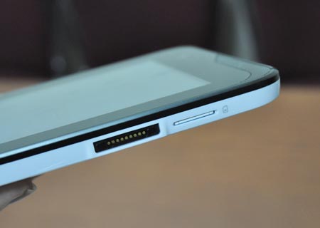 Chiếc FPT Tablet được trang bị khe cắm thẻ sim để sử dụng kết nối 3G, thực hiện chức năng thoại và nhắn tin SMS, MMS như một chiếc điện thoại di động.