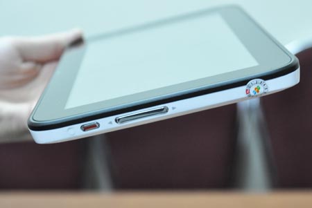 Phím bật Nguồn và thanh điều chỉnh volum.