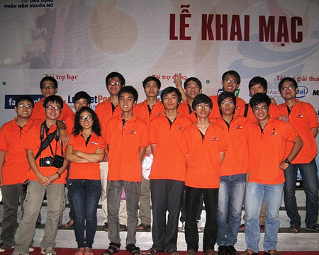 Trong màu áo đồng phục, các sinh viên FPT rất thoải mái và tự tin tại Lễ khai mạc OLP’11 và ACM/ICPC năm 2011. Ảnh: Hải Đăng.