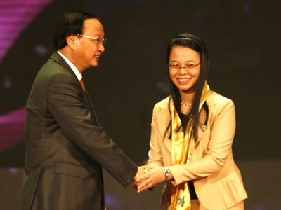 Ông Tô Huy Rứa, Ủy viên Bộ Chính trị, Bí thư Trung ương Đảng, Trưởng ban Tổ chức Trung ương và đoàn cán bộ Trung ương bắt tay và trao kỷ niệm chương cho PTGĐ FPT Chu Thị Thanh Hà.