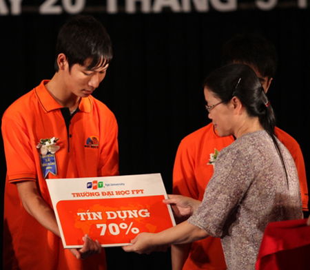 Trao học bổng cho tân sinh viên FPT tại Nhà văn hóa Cầu Giấy. Ảnh: C.T.