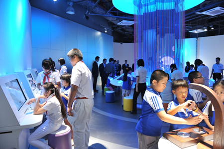 Các em học sinh sinh viên đang khám phá và trải nghiệm tại Risupia.