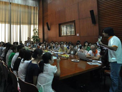 Nhiều sinh viên hứng thú trong chương trình tìm hiểu về FPT do FHR tổ chức trước đó. Ảnh: Ngọc Thái.