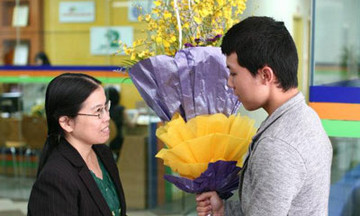 Sinh viên FSB tặng hoa thầy cô ngày 20/11