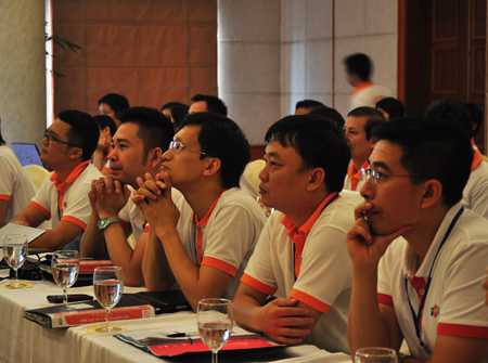Nhiều lãnh đạo cấp cao của FPT tự nguyện dành những ngày nghỉ hiếm hoi để đến lớp. Ảnh minh họa: Thùy Dương.