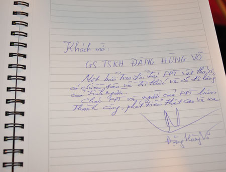 GS. Hùng Võ viết bút ký tại sổ lưu niệm của FLI.