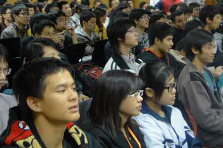 Sinh viên ĐH FPT háo hức với chương trình. Khán phòng 300 ghế ngồi đã chật kín, nhiều người đã phải đứng để theo dõi. Ảnh: FU.