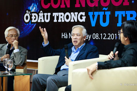Giáo sư Trịnh Xuân Thuận (ở giữa) đã thổi niềm đam mê khoa học cho các sinh viên ĐH FPT. Ảnh: Thành Long.