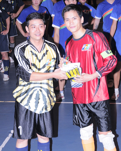 Thương (phải) nhận giải Thủ môn xuất sắc nhất STCo Cup trong lễ tổng kết giải tối 12/12. Ảnh: Dũng Coli.
