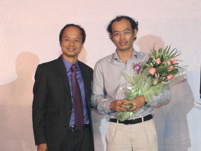 Trần Anh Tú (bên phải) trong lễ tôn vinh của SAP. Ảnh: NVCC.