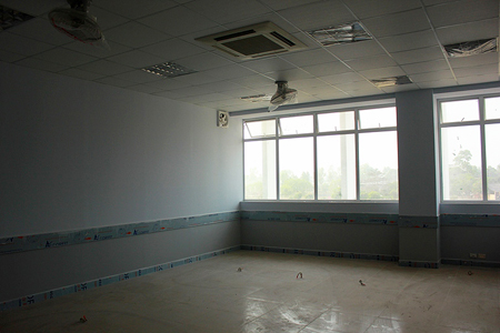 Những phòng học chuẩn bị set up rộng rãi và đầy ánh sáng