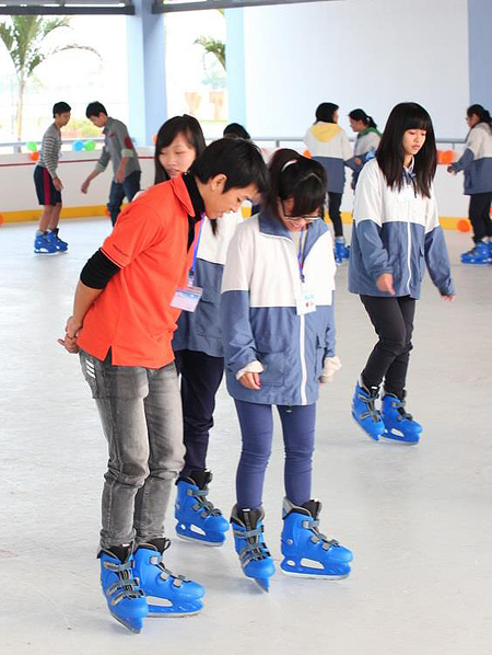 Sân trượt băng đã đón rất nhiều đoàn khách sinh viên, học sinh và các câu lạc bộ từ nhiều nơi đến tham quan. Sáng 24/12 một đoàn học sinh trường THPT Nhân Chính đã đến tham quan ĐH FPT Hòa Lạc và thử trượt trên sân.