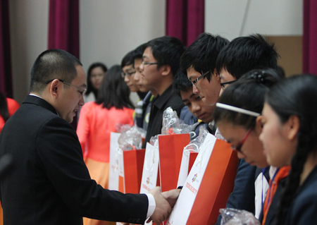 Phó Hiệu trưởng ĐH FPT Nguyễn Xuân Phong trao quà cho những học sinh đầu tiên của cấp THPT dự thi ViOlympic. Ảnh: C.T.