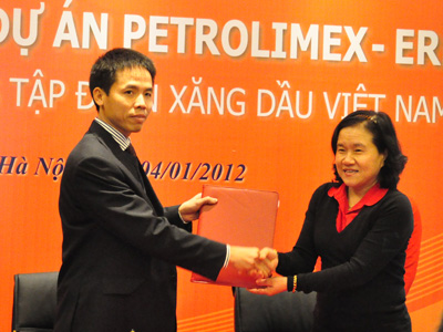 TGĐ FPT IS ERP Mai Công Nguyên và PTGĐ Petrolimex Đàm Thị Huyền trao biên bản xác nhận vận hành dự án. Ảnh: Lâm Thao.