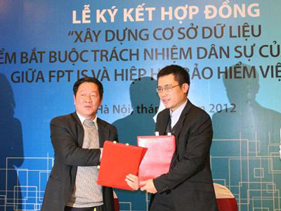 Ông Phùng Đắc Lộc, Tổng Thư ký Hiệp hội bảo hiểm Việt Nam và TGĐ FPT IS Dương Dũng Triều ký kết hợp đồng. Ảnh: Khánh Hưng.