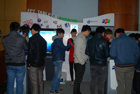 Nhiều CBNV tìm hiểu về sản phẩm.