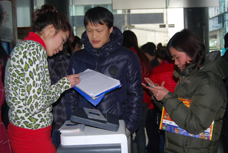 Nhân viên ghi lại thông tin khách hàng và phản hồi của khách khi trải nghiệm với sản phẩm.