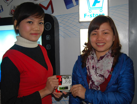 Trao quà cho một số CBNV đến trải nghiệm.