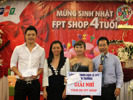 TGĐ FPT Retail trao thưởng cho cá nhân và tập thể có thành tích tốt trong Tour de FPT Shop chặng 4. Ảnh: Tường Vân.