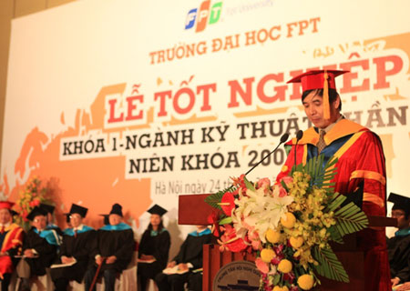 Hiệu trưởng Đại học FPT Lê Trường Tùng phát biểu trong lễ tốt nghiệp lứa sinh viên đầu tiên của trường. Ảnh: S.T.