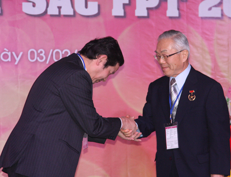 Bác Ogawa Takeo là người thứ 9 được nhận HC Sao Mai FPT -