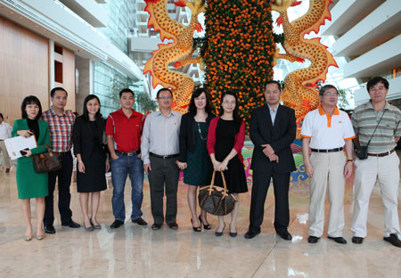 Các lãnh đạo chụp hình trước chuyến đi thăm FAP và FPT IS Singapore.