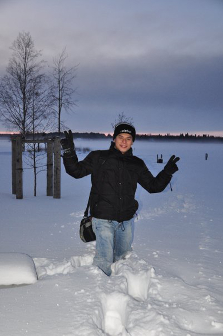 hiện tại nhiệt độ ban ngày của Helsinli đang dao động từ -8° C đến -3° C. Tuyết không rơi nhiều nữa, nhưng cũng đã kịp phủ một màu trắng xóa nên thủ đô cổ kính này. “Nhúng” chân xuống đường, tuyết ngập đến đầu gối.