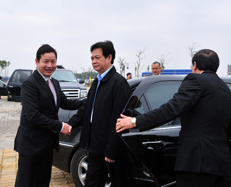 CT HĐQT FPT Trương Gia Bình đại diện CBNV, giảng viên và hàng trăm sinh viên ĐH FPT chào đón Thủ tướng tới thăm.